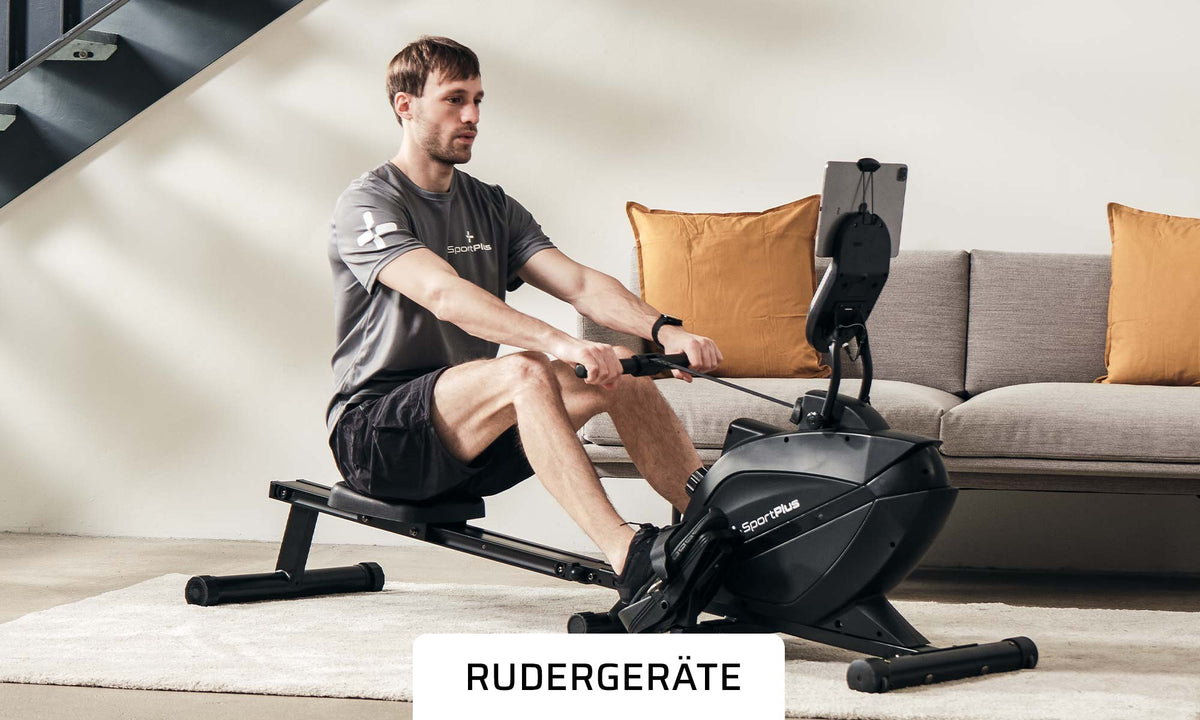 Kategorie: Rudergeräte. Ein Mann rudert auf einem SportPlus Rudergerät.