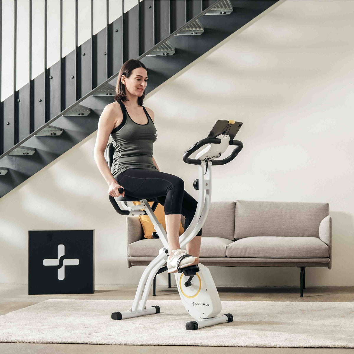 SportPlus_Heimtrainer_kompakt_Wohnzimmer_SP-HT-1300-IE